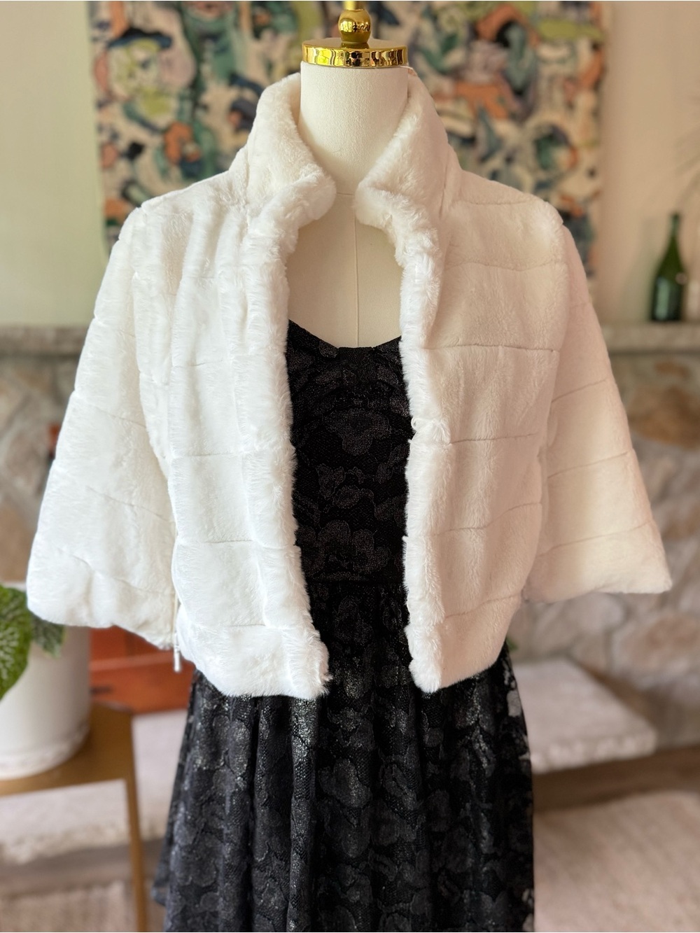 BCBG Women’s White Winter Faux Fur Formal Shawl Cape Size Medium